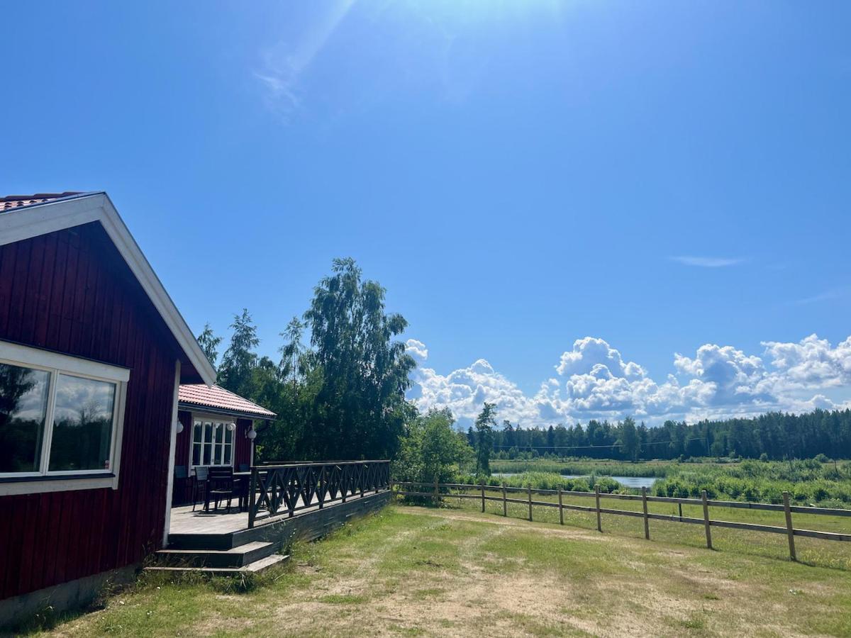 Villa Idylliskt Hus Med Sjoeutsikt. Östhammar Exterior foto
